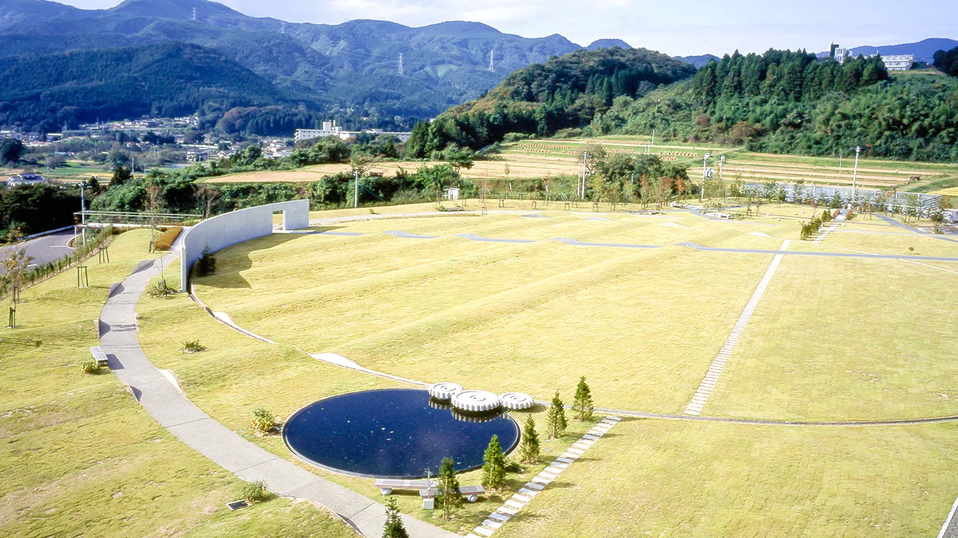 病院の外観と自然